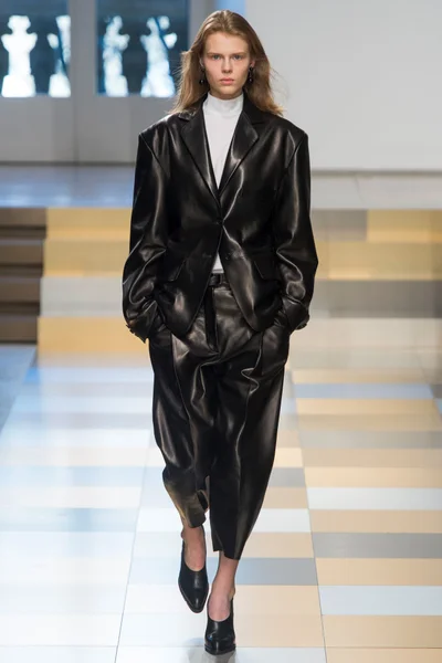 Look 3